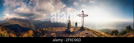 Italia, Lombardia, Hiker sulla cima del Monte Legnoncino guardando il Lago di Como Foto Stock