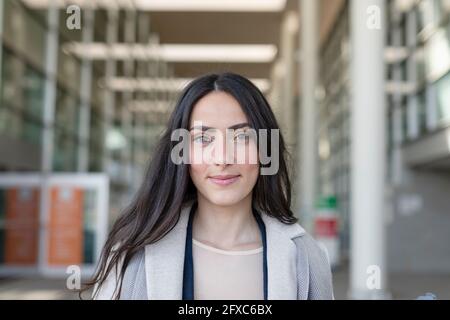 Giovane imprenditore sorridente Foto Stock