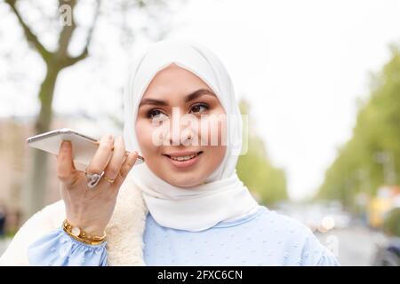 Donna che parla al telefono indossando un giubbotto catarifrangente,  isolato in bianco Foto stock - Alamy