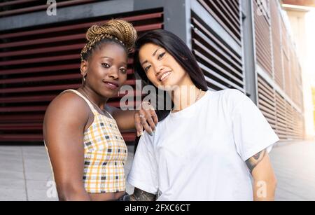 Donna africana con hipster femmina amica all'aperto Foto Stock