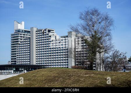 Alti edifici e Bungalows del quartiere degli studenti Olympisches Dorf, Monaco di Baviera. Foto Stock