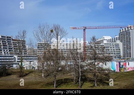 Alti edifici e Bungalows del quartiere degli studenti Olympisches Dorf, Monaco di Baviera. Foto Stock