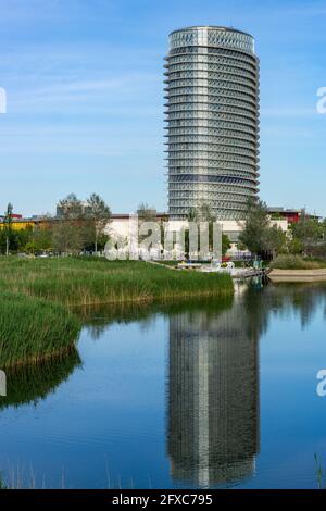 ZARAGOZA, SPAGNA - 15 maggio 2021: torre del agua ,zaragoza spagna 14 maggio 2021 , edificio costruito per l'expo 82 nel parco acquatico Foto Stock