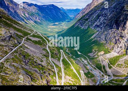 Famosa strada tortuosa di Trollstigen tra le montagne Foto Stock