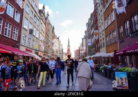 GDANSK, POLONIA - 21 settembre 2015: Persone che camminano per strada in un tradizionale mercato annuale nel centro della città Foto Stock