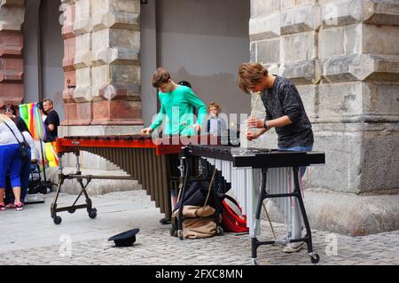 GDANSK, POLONIA - 22 settembre 2015: Due giovani che suonano strumenti nel centro della città Foto Stock