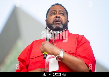 Minneapolis, Stati Uniti. 25 Maggio 2021. Jacob Blake Sr, il padre di Jacob Blake Jr, parla al Commons Park durante l'evento di ricordo del 1° anniversario della sua morte, il 25 maggio 2021, a Minneapolis, Minnesota. Foto: Chris Tuite/ImageSPACE/Sipa USA Credit: Sipa USA/Alamy Live News Foto Stock