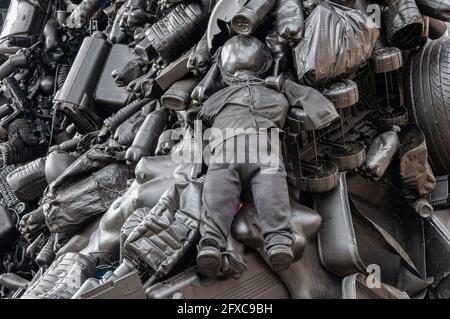 L'uomo annegava in montagne di rifiuti di plastica. Un problema ecologico. Rifiuti di plastica. Smaltimento dell'imballaggio in plastica Foto Stock