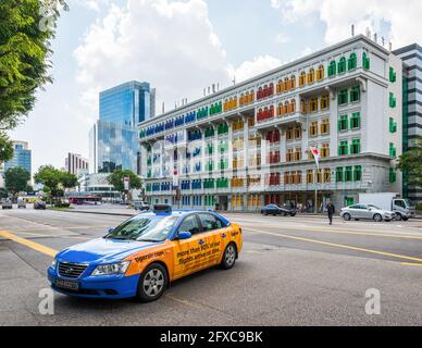 Taxi Hyundai blu e arancione con la Old Hill Street Stazione di polizia sullo sfondo Foto Stock