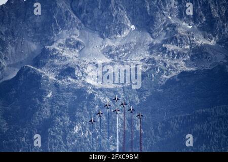 GRENOBLE, FRANCIA - 23 settembre 2018: La patrouille de France e i suoi 8 aerei a reazione alpha che volano nelle Alpi francesi nel mezzo delle montagne durante il t Foto Stock