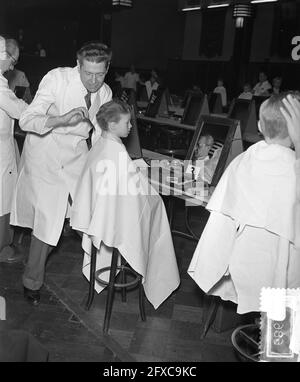 Concorso nazionale di parrucchieri Amsterdam, modelli giovanili, 28 novembre 1954, MODELLI, I Paesi Bassi, foto agenzia stampa del XX secolo, notizie da ricordare, documentario, fotografia storica 1945-1990, storie visive, Storia umana del XX secolo, che cattura momenti nel tempo Foto Stock