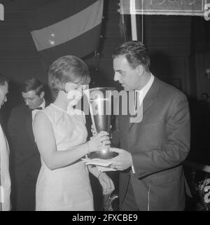 1965 al Marcel's di Rembrandtplein. Il vincitore Jeanette van Zutphen riceve una coppa d'argento da Willem Duys, 29 gennaio 1965, coppe, ricevimenti, Talent shows, vincitori, argento, Paesi Bassi, foto agenzia stampa del XX secolo, notizie da ricordare, documentario, fotografia storica 1945-1990, storie visive, Storia umana del XX secolo, che cattura momenti nel tempo Foto Stock