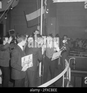 1965 al Marcel's di Rembrandtplein. Il vincitore Jeanette van Zutphen riceve una coppa d'argento da Willem Duys, 29 gennaio 1965, coppe, ricevimenti, Talent shows, vincitori, Paesi Bassi, foto agenzia stampa del XX secolo, notizie da ricordare, documentario, fotografia storica 1945-1990, storie visive, Storia umana del XX secolo, che cattura momenti nel tempo Foto Stock