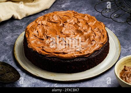 Torta al cioccolato con glassa di cioccolato Foto Stock