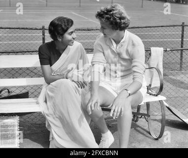 Campionati nazionali di tennis l'Aia F. Ten Bosch (destra) e la signora Davos, 12 agosto 1952, sport, tennis, I Paesi Bassi, foto agenzia stampa del XX secolo, notizie da ricordare, documentario, fotografia storica 1945-1990, storie visive, Storia umana del XX secolo, che cattura momenti nel tempo Foto Stock