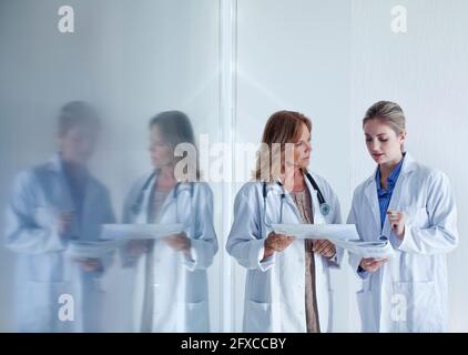 Dottori donne che discutono di documenti in ospedale Foto Stock