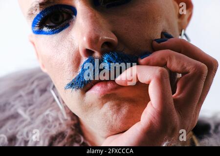Uomo con make up su sfondo bianco Foto Stock