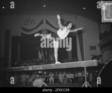 Campionati nazionali di ginnastica per donne Deventer Dini Krul, gennaio 10 1954, ginnastica, Paesi Bassi, foto agenzia stampa del XX secolo, notizie da ricordare, documentario, fotografia storica 1945-1990, storie visive, Storia umana del XX secolo, che cattura momenti nel tempo Foto Stock