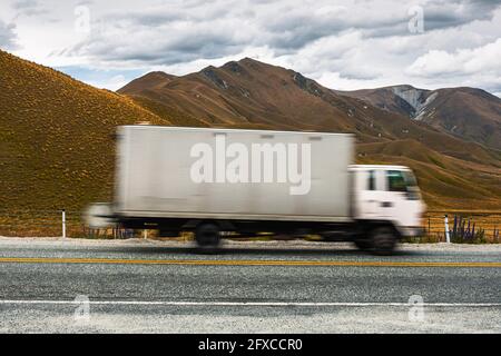 Movimento sfocato della guida di camion alongÂ autostrada statale 8 Foto Stock