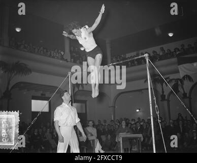 Campionati nazionali di ginnastica per donne Deventer Leni Gerritsen, 10 gennaio 1954, campionati di ginnastica, Paesi Bassi, foto agenzia stampa del xx secolo, notizie da ricordare, documentario, fotografia storica 1945-1990, storie visive, Storia umana del XX secolo, che cattura momenti nel tempo Foto Stock