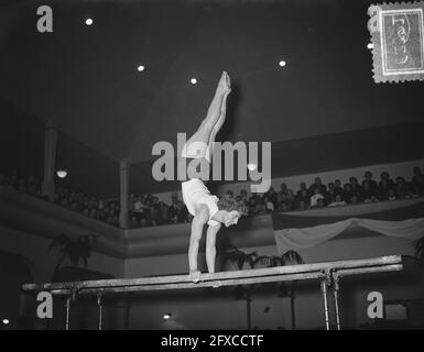 Campionati nazionali di ginnastica per donne Deventer Leni Gerritsen, 10 gennaio 1954, campionati di ginnastica, Paesi Bassi, foto agenzia stampa del xx secolo, notizie da ricordare, documentario, fotografia storica 1945-1990, storie visive, Storia umana del XX secolo, che cattura momenti nel tempo Foto Stock