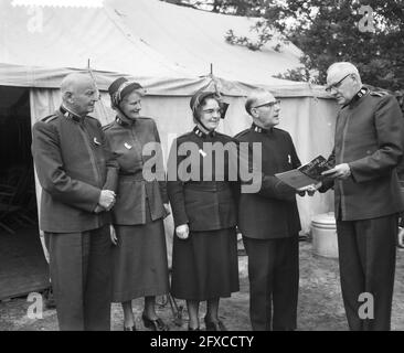 National Field Day Salvation Army a Kroondomein Baarn la persona a destra che tiene un programma è il comandante W.F. Palstra con sua moglie. Le altre due coppie sono ospiti internazionali di questo Field Day a Baarn nei domini reali, a sinistra il commissario e la signora E.C. Thykjaer, commissario centrale e sig.ra Norman F. Duggins., 16 giugno 1960, riunioni, organizzazioni umanitarie, Crown domains, Paesi Bassi, foto agenzia stampa del XX secolo, notizie da ricordare, documentario, fotografia storica 1945-1990, storie visive, Storia umana del ventesimo secolo, catturando momenti in Foto Stock