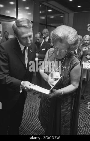 Celebrazione Nazionale del Giubileo d'Argento della Regina Juliana nel Centro Congressi RAI, Jan van Hillo offre a sua Maestà il libro, 4 settembre 1973, celebrazioni, libri, Anniversari, regine, Paesi Bassi, foto agenzia stampa del XX secolo, notizie da ricordare, documentario, fotografia storica 1945-1990, storie visive, Storia umana del XX secolo, che cattura momenti nel tempo Foto Stock