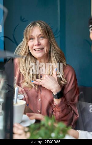 Donna matura che guarda via alla caffetteria Foto Stock