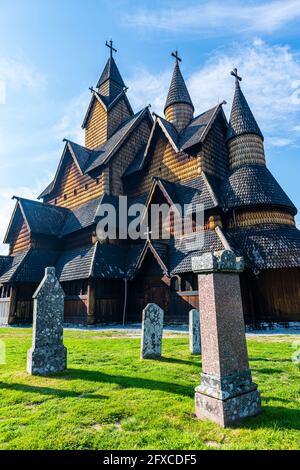 Norvegia, Notodden, Heddal, lapidi di fronte alla Chiesa di Heddal Stave Foto Stock