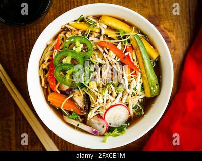Ciotola ramen con verdure fresche Foto Stock