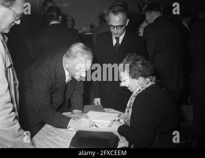 Apertura del deposito di carta di scarto della filiale di Wessel 4, 16 gennaio 1952, aperture, depositi di carta di scarto, I Paesi Bassi, foto agenzia stampa del XX secolo, notizie da ricordare, documentario, fotografia storica 1945-1990, storie visive, Storia umana del XX secolo, che cattura momenti nel tempo Foto Stock