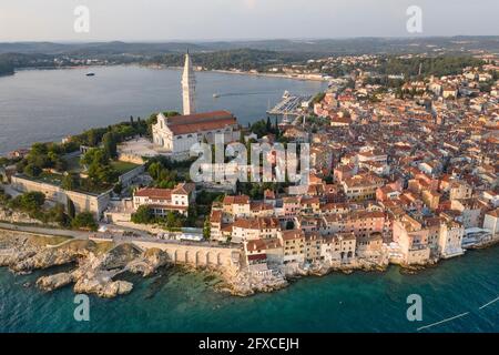 Croazia, Istria, Rovigno, veduta aerea della Chiesa di Sant'Eufemia e degli edifici circostanti della città vecchia Foto Stock