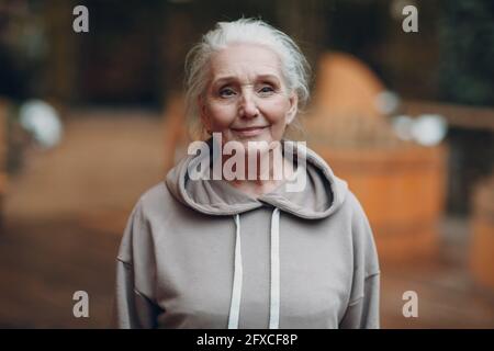 Ritratto di vecchia donna grigia matura all'aperto Foto Stock
