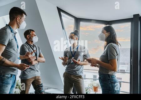 Maschera protettiva per il viso di uso professionale maschile e femminile durante COVID-19 Foto Stock