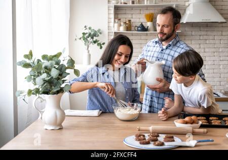 Famiglia preparare il cibo in cucina a casa Foto Stock