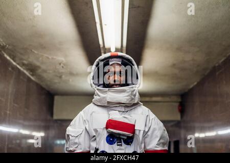 Uomo serio che indossa la tuta spaziale nel seminterrato Foto Stock