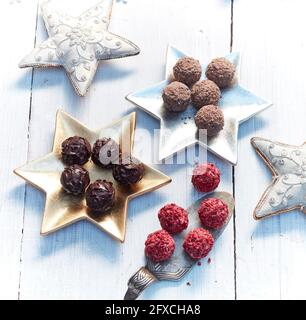 Praline sul tavolo con decorazioni natalizie Foto Stock
