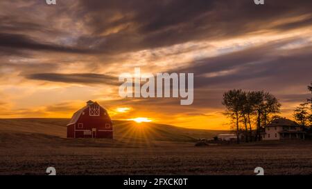 Pittoresco granaio rosso sotto il tramonto a Palouse Washington Foto Stock