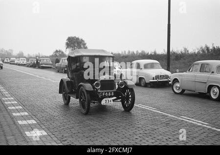 Corsa tradizionale PAC per vecchi autos tenuti da Utrecht naa Zandvoort. Uno dal 1899, 13 ottobre 1963, automobili, Paesi Bassi, foto agenzia stampa del xx secolo, notizie da ricordare, documentario, fotografia storica 1945-1990, storie visive, Storia umana del XX secolo, che cattura momenti nel tempo Foto Stock