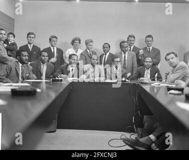 Papuani durante la conferenza stampa a Schiphol, da sinistra a destra E. Somisu, W. Ansenei, M. Onggoe, D. Maury, M. Jelman e A.F. Indey (L) dietro Jelman F., 11 luglio 1962, conferenze stampa, Paesi Bassi, foto agenzia stampa del xx secolo, notizie da ricordare, documentario, fotografia storica 1945-1990, storie visive, Storia umana del XX secolo, che cattura momenti nel tempo Foto Stock