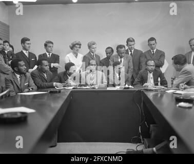 Papuani durante la conferenza stampa all'aeroporto di Schiphol, da sinistra a destra E. Somisu, W. Ansenei, M. Onggoe, D. Maury, M. Jelman e A.F. Indey (L) dietro Jelman F., 11 luglio 1962, conferenze stampa, Paesi Bassi, foto agenzia stampa del xx secolo, notizie da ricordare, documentario, fotografia storica 1945-1990, storie visive, Storia umana del XX secolo, che cattura momenti nel tempo Foto Stock