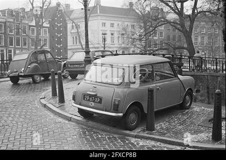 Problemi di parcheggio ad Amsterdam; auto di piccole dimensioni tra gli abitanti di Amsterdam, 26 gennaio 1976, problemi di parcheggio, Paesi Bassi, foto agenzia stampa del xx secolo, notizie da ricordare, documentario, fotografia storica 1945-1990, storie visive, Storia umana del XX secolo, che cattura momenti nel tempo Foto Stock