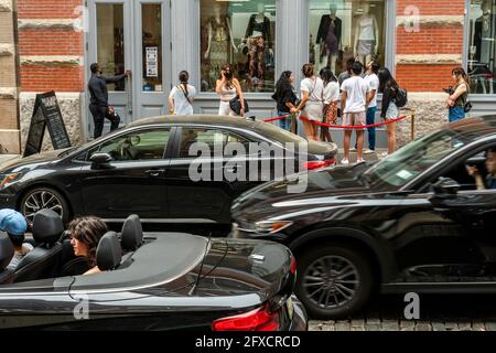 Folle di acquirenti si allineano per entrare in What Goes Around Comes Around, un negozio di lusso d'epoca di seconda mano, a New York sabato 22 maggio 2021. (© Richard B. Levine) Foto Stock