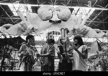 Pasar Malam in RAI; ragazze indonesiane con bambole wajang di fronte all'ingresso, porta del cratone di Jogjakarta, 3 maggio 1978, Paesi Bassi, foto agenzia stampa del XX secolo, notizie da ricordare, documentario, fotografia storica 1945-1990, storie visive, Storia umana del XX secolo, che cattura momenti nel tempo Foto Stock