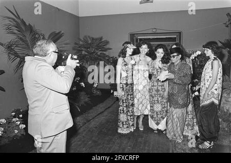 Pasar Malam aperto dall'Ambasciatore Sutopo Yuwono Projohankoko all'Aia, gruppo di donne indonesiane, 18 giugno 1976, ambasciatori, Paesi Bassi, foto agenzia stampa del xx secolo, notizie da ricordare, documentario, fotografia storica 1945-1990, storie visive, Storia umana del XX secolo, che cattura momenti nel tempo Foto Stock