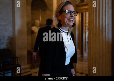 Washington, Stati Uniti. 26 Maggio 2021. Senatore Kyrsten Sinema (D-AZ) al Campidoglio degli Stati Uniti, a Washington, DC, mercoledì 26 maggio, 2021. Il Comitato giudiziario del Senato ha ascoltato oggi le testimonianze di numerose candidature di agenzie incaricate dell'applicazione della legge, tra cui i candidati di alto livello dea e ATF e altri candidati del Dipartimento di giustizia e giudiziaria. (Graeme Sloan/Sipa USA) Credit: Sipa USA/Alamy Live News Foto Stock