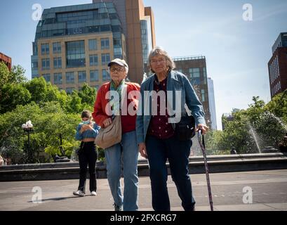 Persone mascherate e senza maschera a Washington Square Park a New York martedì 25 maggio 2021. New York ha rilassato mandati maschera permettendo la maggior parte delle attività all'aperto di essere senza maschera così come molti ambienti interni, con avvertenze. (© Richard B. Levine) Foto Stock