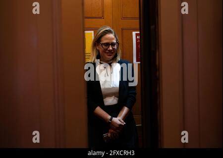 Washington, Stati Uniti. 26 Maggio 2021. Il senatore Kyrsten Sinema (D-AZ) sale su un ascensore al Campidoglio degli Stati Uniti, a Washington, DC, mercoledì 26 maggio, 2021. Il Comitato giudiziario del Senato ha ascoltato oggi le testimonianze di numerose candidature di agenzie incaricate dell'applicazione della legge, tra cui i candidati di alto livello dea e ATF e altri candidati del Dipartimento di giustizia e giudiziaria. (Graeme Sloan/Sipa USA) Credit: Sipa USA/Alamy Live News Foto Stock