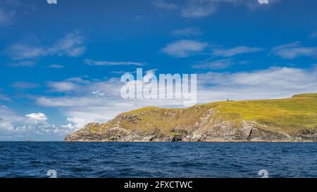 La costa di Bray Head è vista dalle scogliere di Kerry e dalle acque blu dell'oceano Atlantico in una giornata estiva, Portmagee, la penisola di Iveragh, Ring of Kerry, Irlanda Foto Stock