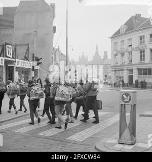 Pax Christi ha iniziato, circa 3000 partecipanti a Den Bosch, partecipanti al via, 2 aprile 1964, partecipanti, Paesi Bassi, foto agenzia stampa del xx secolo, notizie da ricordare, documentario, fotografia storica 1945-1990, storie visive, Storia umana del XX secolo, che cattura momenti nel tempo Foto Stock